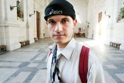 Bourdin utilizaba una gorra para ocultar su calvicie y hacerse pasar por un adolescente