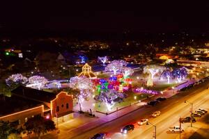 Fredericksburg, en Texas, iluminada por la llegada de la Navidad