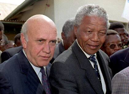 Frederik W. De Klerk, el último presidente bajo el régimen del apartheid en Sudáfrica, y Nelson Mandela