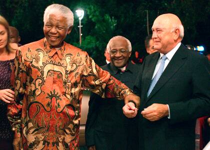 Mandela y FW de Klerk, junto al arzobispo Desmond Tutu, en el 70 cumpleaños de Klerk, en Ciudad del Cabo