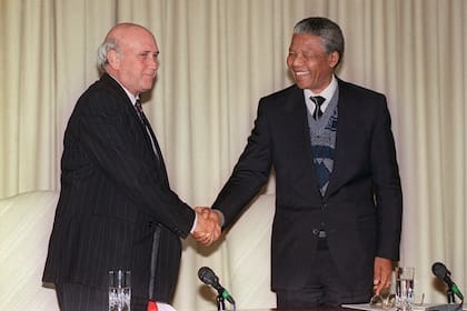 Frederik de Klerk y Nelson Mandela tras una conferencia de prensa en Pretoria, en 1990