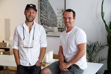 Frederik y Tim, en una de sus tantas expansiones, “El Departamento”, piso que ocuparon en el mismo edificio donde tienen su oficina para darle espacio a todo tipo de encuentros y nuevas asociaciones. Allí comenzó nuestra entrevista.