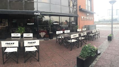 Fredy seduce con su menú y también con su vista al río.