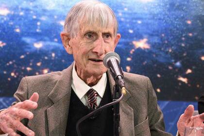 Freeman Dyson es considerado uno de los grandes científicos del siglo XX. En esta foto de 2016, se le ve en un evento en el que participaron Yuri Milner y Stephen Hawking para anunciar una nueva iniciativa para la exploración espacial: Breakthrough Starshot