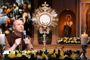 El fenómeno del fraile influencer que revolucionó un país vecino