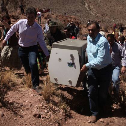 Freire junto a al vicegobernador de Salta, Miguel Angel Issa, llevan el cóndor antes de su liberación