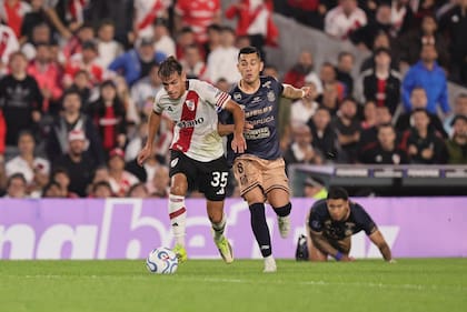 Freitas, delantero de River, en el partido del miércoles ante Carabobo, por la Copa Sudamericana, donde se vio que el campo no estaba bien