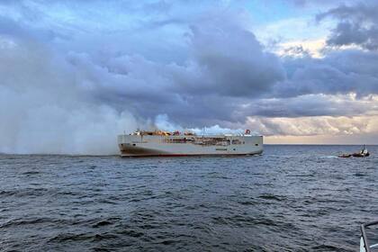 Se observa humo y llamas en un buque de carga en el Mar del Norte, a unos 27 kilómetros al norte de la isla holandesa de Ameland, el miércoles 26 de julio de 2023. 