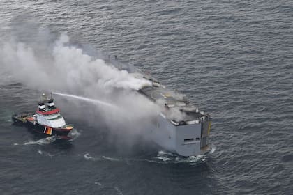 Esta fotografía proporcionada por los guardacostas holandeses el 26 de julio de 2023 muestra un incendio a bordo del buque portaautomóviles de bandera panameña Fremantle Highway, frente a la costa de la isla holandesa septentrional de Ameland.