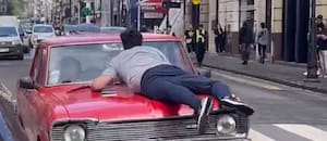 Discutió con otro conductor, aceleró y atropelló a un peatón: avanzó con el hombre en el capot