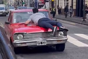 “¡Frená el auto!”: una discusión de tránsito terminó con un hombre trasladado arriba del capot de un auto