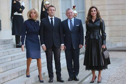 Impactó durante su encuentro con el matrimonio Macron en el Palacio Elíseo con una chaqueta y una falda de cuero plisado con enagua de encaje, de Ermanno Scervino.