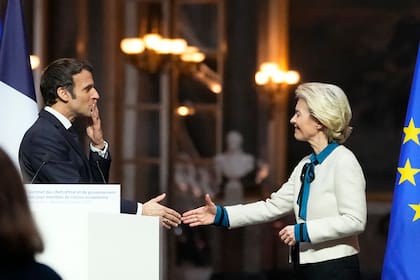 El presidente francés, Emmanuel Macron, lanza un beso a la presidenta de la Comisión Europea, Ursula von der Leyen, después de una conferencia de prensa conjunta después de la cumbre de la UE en el Palacio de Versalles.