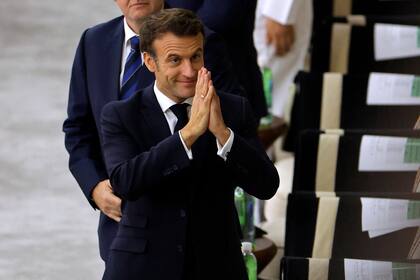 El presidente francés, Emmanuel Macron, asiste al partido de fútbol de semifinales de la Copa Mundial de Qatar 2022 entre Francia y Marruecos en el estadio Al-Bayt en Al Khor, al norte de Doha, el 14 de diciembre de 2022