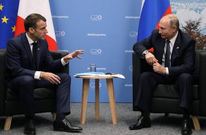 French President Emmanuel Macron (L) meets with Russian President Vladimir Putin during the G20 Leaders' Summit on November 30, 2018, in Buenos Aires. - G20 powers open two days of summit talks on Friday after a stormy buildup dominated by tensions with Russia and US President Donald Trump's combative stance on trade and climate fears. (Photo by Ludovic MARIN / AFP)