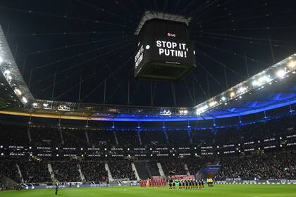 "¡Frénela, Putin!", clama la pantalla mientras el estadio toma los colores de Ucracnia en Eintracht Frankfurt vs. Bayern München, por la Bundesliga alemana.