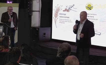 Frenkel Santillán y Real durante su exposición