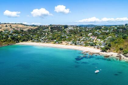 Frente a Auckland se encuentra la isla Waiheke, un lugar con playas paradisíacas, como Palm Beach (foto).