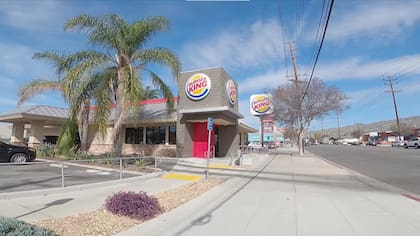 Frente a este local de Burger King, ubicado en 535 North Victory Boulevard, comienza la historia de "Volver al futuro", con Marty McFly saliendo en patineta hacia el laboratorio del Doc Brown