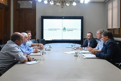 Frente a frente: Fernando Vilella, de LLA, y el secretario de Agricultura, Juan José Bahillo