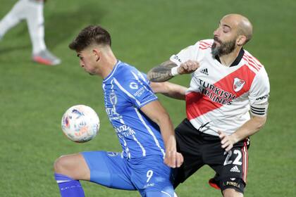 Frente a Godoy Cruz, en uno de los pocos partidos que Javier Pinola pudo jugar para River en 2021