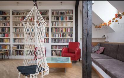 Frente a la biblioteca una cómoda hamaca para leer