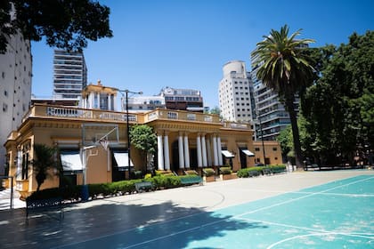 Frente a la casa principal del club, diseñada en 1876, nace una chancha de básquet