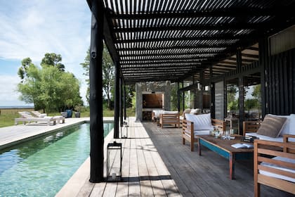Frente a la casa principal, una pileta tipo “lap pool” construida íntegramente en cemento y estucada frente al deck de pino tratado.