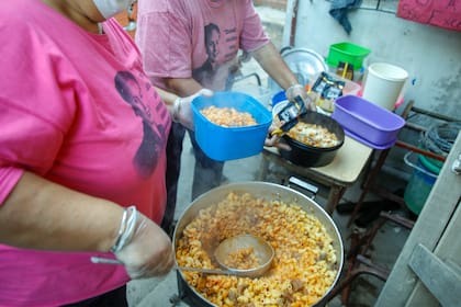 Frente a la crisis por el COVID-19, muchos comedores y organizaciones comunitarias tuvieron que ampliar la cantidad de viandas que entregan.