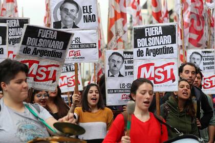 Frente a la embajada de Brasil, el MST caracterizó a Bolsonaro como Hitler