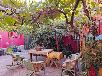 Frente a la estación, la casa de María Inés y Julián Quevedo es uno de los alojamientos para los que llegan al pueblo