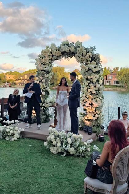Frente a la laguna, bajo un arco de flores blancas, los novios dieron
el sí. El conductor y amigo de la familia José María Listorti les dedicó unas
palabras