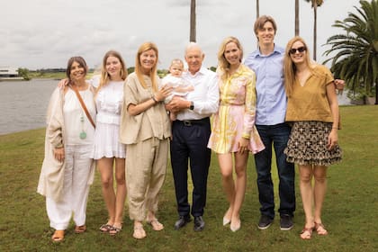 Frente a la laguna, Eduardo, Elina
y Kahlo junto a Marité y Soledad
(hijas de Eduardo) y Candelaria,
Joaquín y Delfina (nietos del
fundador y director del Malba)
