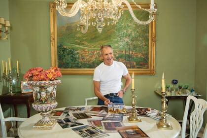 Frente a la mesa del living, Richard- como le dicen sus amigos- edita las fotos que presentará en su muestra “Íconos de Buenos Aires”, el próximo 5 de julio en Quintana Casa, donde expone imágenes de puertas de la ciudad que lo sedujeron y que capturó con su celular.