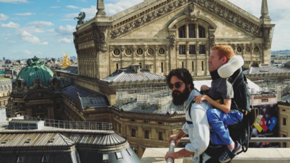 Frente a la Ópera de París: su amigo Tom subió a Kevan a un edificio próximo para tener una excelente vista