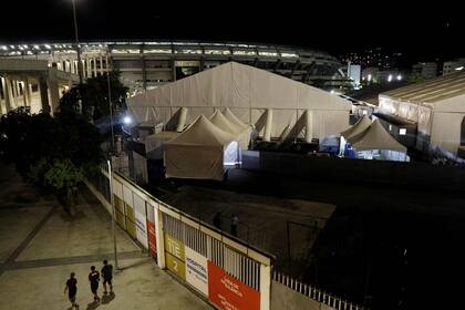 Frente a la puerta 2 del estadio Maracanã hay un hospital de campaña que tiene 400 camas; allí habrían muerto dos personas el jueves.