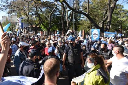 Frente a la quinta presidencial de Olivos hubo una marcha a favor del gobierno y otra en contra; la policía armó un cordón para prevenir incidentes