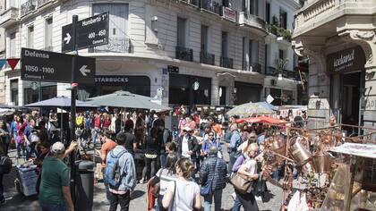 Frente a la tradicional plaza Dorrego, Starbucks y Iceland marcan los nuevos tiempos