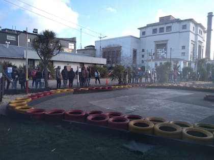 Frente a la Usina 9 de Julio, los jóvenes aguardan el ingreso a la pista de kartings