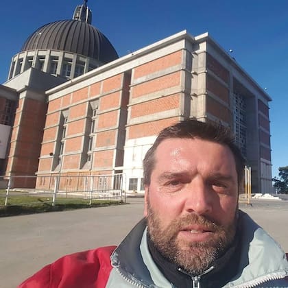 Frente a la Virgen del Rosario, en San Nicolás.