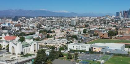 Frente a las redadas, la comunidad de Pico‑Union se moviliza con redes vecinales y organizaciones que implementaron alertas tempranas, líneas de emergencia y patrullas vecinales para notificar la presencia de operativos