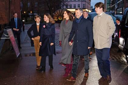 Frente a rumores de crisis e infidelidad, los príncipes herederos muestran una imagen de unidad ante las cámaras con sus manos entrelazadas. En la foto se los ve acompañados por tres de sus hijos, Vincent, Josephine y Christian.
