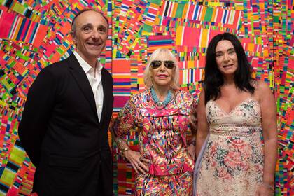Frente a su obra, Marta Minujín junto al presidente del MACBA, Aldo Rubino y la mecenas Marta Koifman