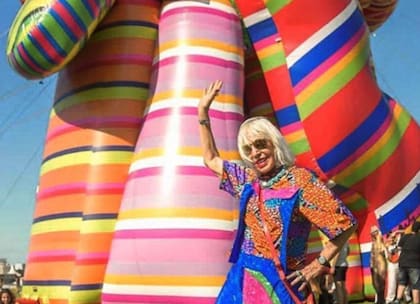 Frente a una de sus últimas esculturas porteñas