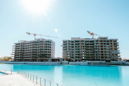 Frente a una impactante "crystal lagoon", Experiencia Living 2026 tendrá lugar en uno de los edificios Arboris, una marca de gran éxito en Las Lomas y La Horqueta que ahora se suma a Remeros Beach, de Tigre.