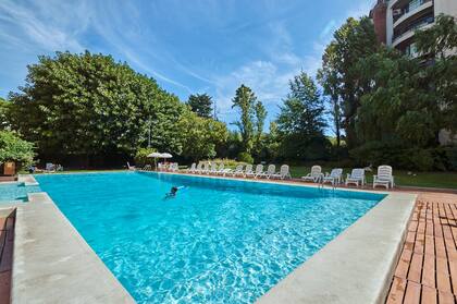 Frente a una pileta climatizada de 20 metros de largo se ubica un restaurante propio.