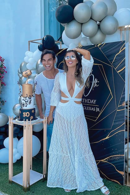 Frente a una torta de tres pisos decorada con temática musical, Julio Iglesias Jr posó con su novia, la modelo brasileña Vivi Di Domenico.