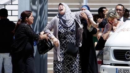Frente a uno de los hospitales de Niza, una familiar llora por la muerte de uno de las víctimas del ataque