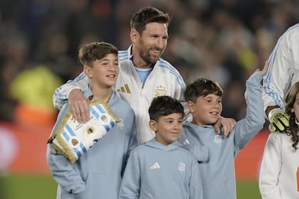 Frente a Venezuela, en 2025, la postal fue otra: Messi, distendido, disfrutando junto a sus hijos.