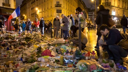 Frente al bar Le Carillon, ayer hubo un homenaje a las víctimas de los ataques en París